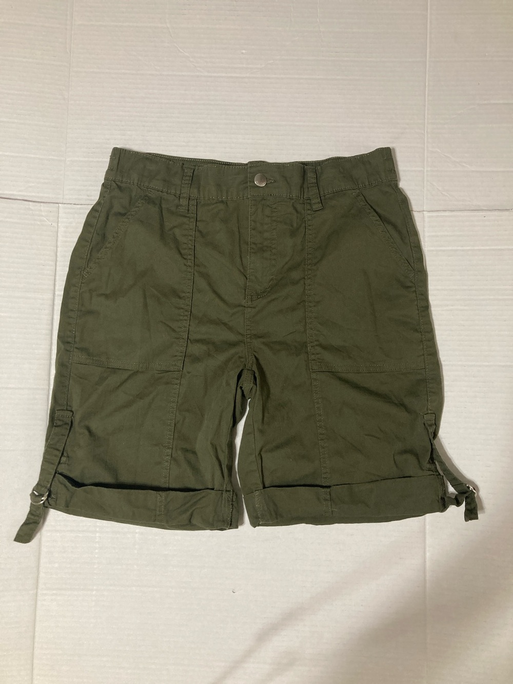 Tahari Olive Green Pull-On Cargo Shorts